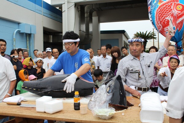 マグロ解体ショー